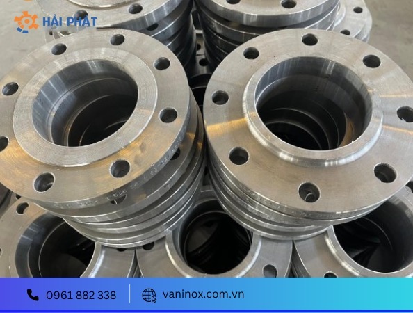 Mặt bích thép là gì? Đặc điểm & cách lựa chọn phù hợp