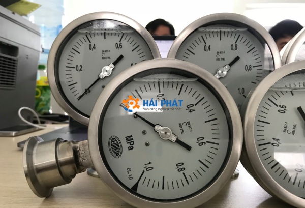 đồng hồ áp suất có dầu giảm rung lắc